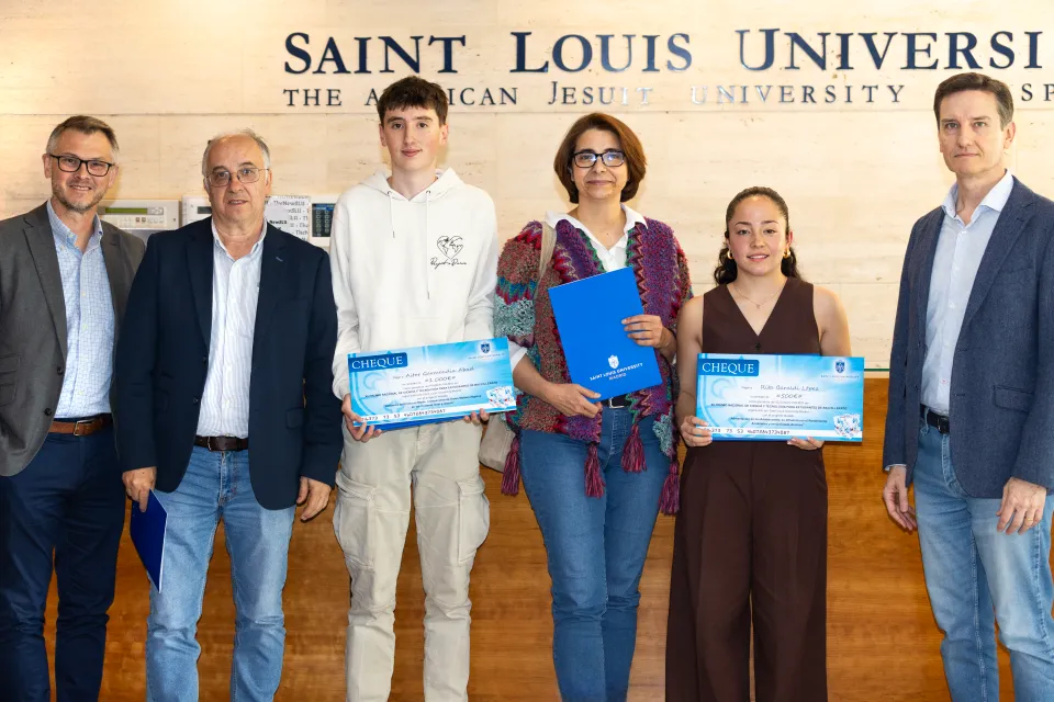 Science award winners with their professors and members of the university.